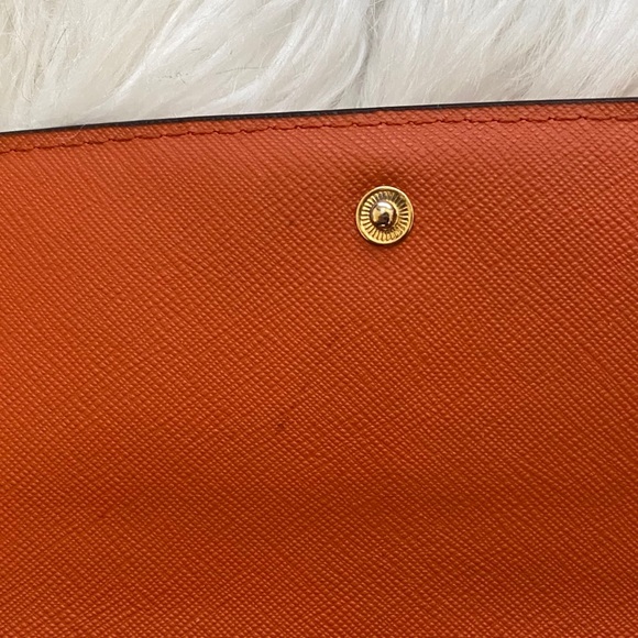 MICHAEL KORS. ORANGE. PETITE WALLET ❤️❤️❤️ - Picture 5 of 6